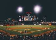 刷新纪录引发热议！，阿扎伦卡在加拿大队比赛中险胜引发球迷热议